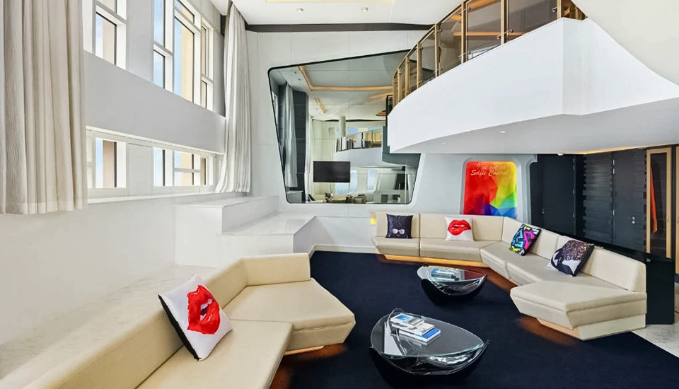 وی هتل دبی کیوریو کالکشن با هیلتون